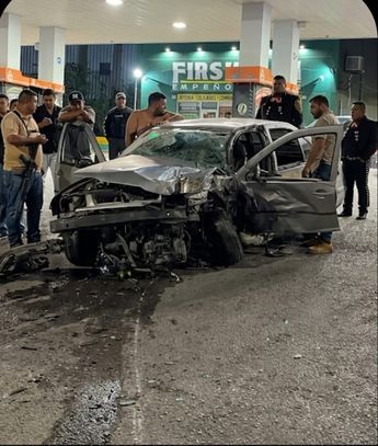 La fuerza del impacto dejó daños considerables en ambos vehículos.