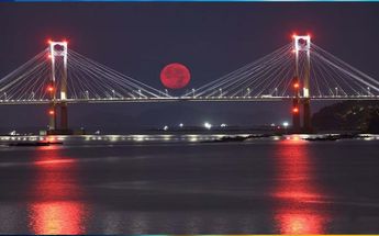 Superluna azul desde Vigo | Fotografía: EFE