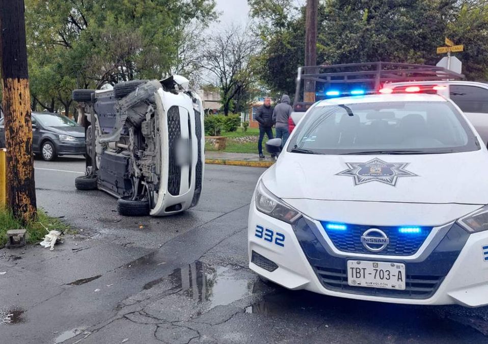 La volcadura ocurrió a escasos metros de un puesto de tacos. | Leyda Estrada