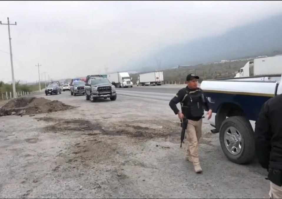Detienen a dos hombres tras persecución en Santa Catarina; aseguran arma corta con cartuchos hábiles