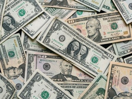 El precio del dólar se ha mantenido estable, beneficiando al peso mexicano. | Freepik