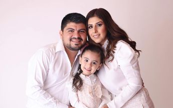 Priscila Alejandra Flores Marroquín con su familia | Especial