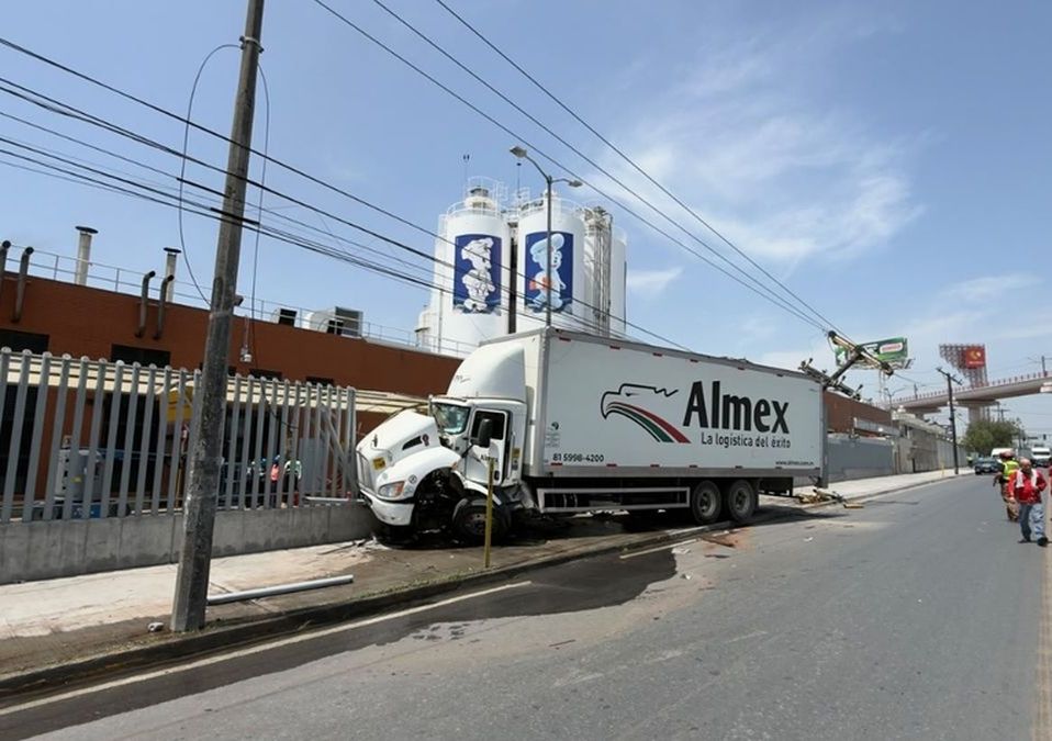 Un aparatoso accidente de tráiler en Monterrey derribó un poste, dañó una tubería y movilizó a cuerpos de emergencia.| Especial