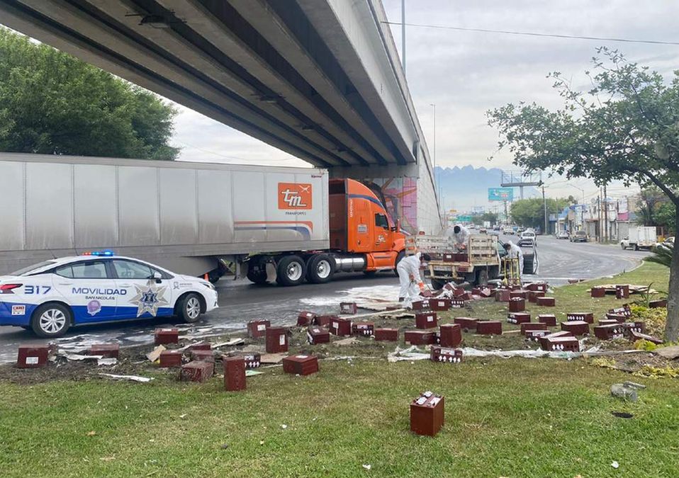Tráiler tira baterías de ácido de plomo y provoca caos vial en avenida Rómulo Garza. | Edgar Plata