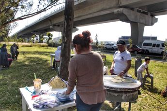 Mujeres de la peregrinación preparan tortillas para comer en la parada de descanso / Melanie Torres
