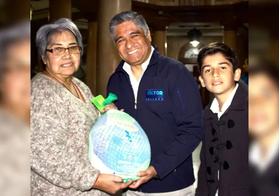 Víctor Fuentes entrega 400 testamentos y 150 pavos durante posada en NL