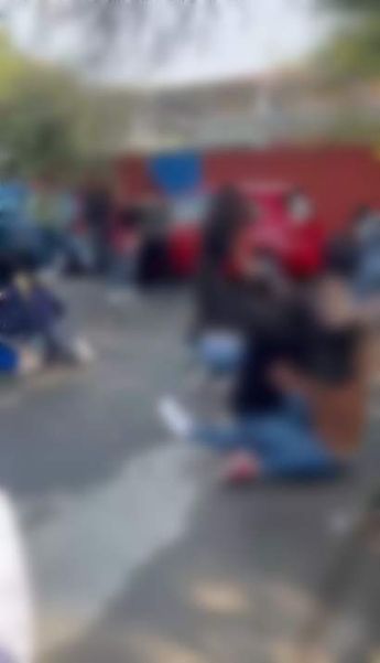 Pelea entre jóvenes mujeres afuera de la Prepa 15 Florida de la UANL. | Cortesía