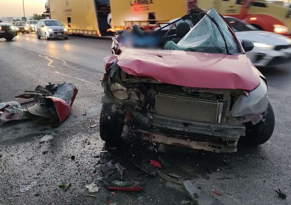 El chofer de la unidad no se habría dado cuenta de un tráiler estacionado en el sitio y se impactó de lleno. | Agustín Martínez