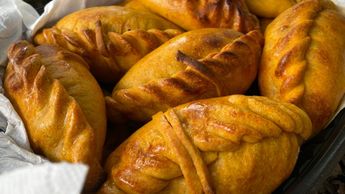 Renato, mejor conocido como 'el señor de las empanadas de la UANL' en Monterrey | Especial