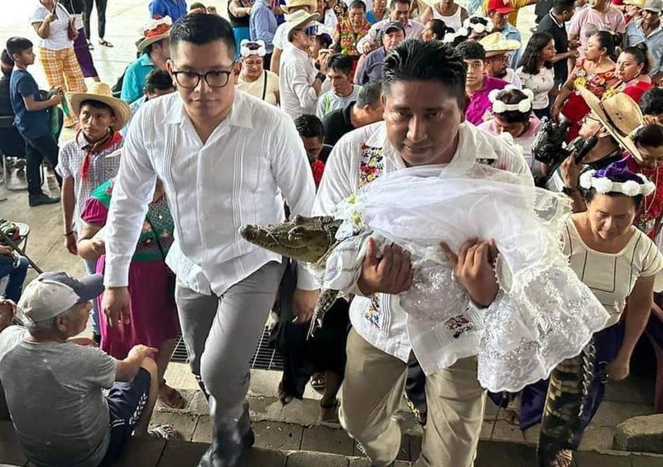 Alcalde de Oaxaca se casa con un caimán / Facebook Victor Hugo Sosa García