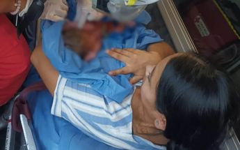 La mujer se trasladaba con su papá al hospital cuando da a luz a su bebé. | Cortesía