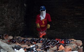 Un alfarero acomoda los sahumerios que acaban de salir del horno / Andrés Lobato