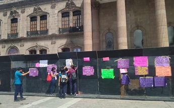 Cartelones pegados en las barreras metálicas | Sandra González