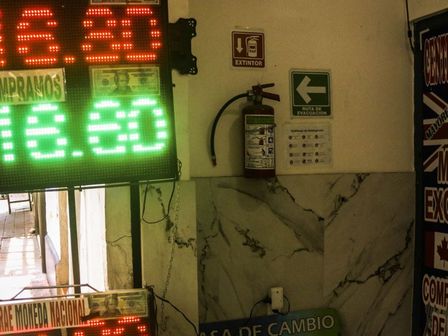 El precio del dólar puede variar al inicio y cierre de jornada. | Victoria Valtierra | Cuartoscuro