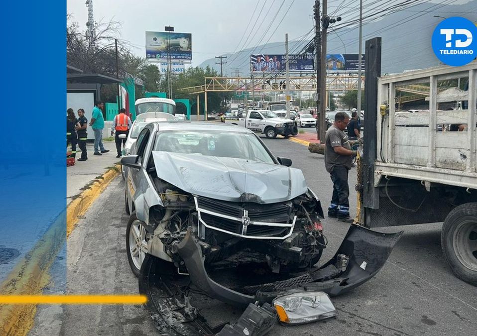 Conductora choca contra luminaria en avenida Garza Sada en Monterrey | Pedro Delgado