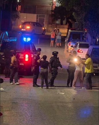 Las mujeres trataron de impedir que algunos de los involucrados fueran trasladados por agentes. | Cristian Montelongo