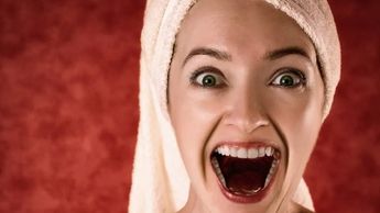 Soñar que se te caen los dientes tiene diversos significados, podría ser que tengas alguna preocupación.