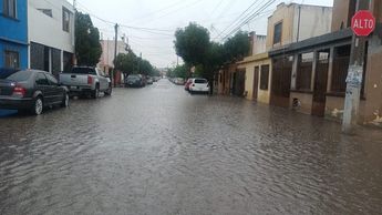 Reportan inundaciones en colonias de Saltillo.