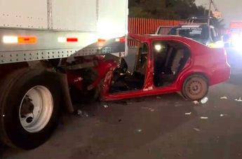 Vista lateral de cómo resultó el Chevrolet Aveo que conducía el joven de 20 años tras impactar contra el tráiler | Telediario