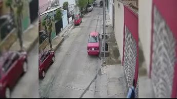 Policía de Guadalajara choca contra un carro particular