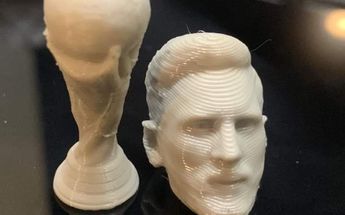 Lionel Messi con una figura de 3D en su honor.