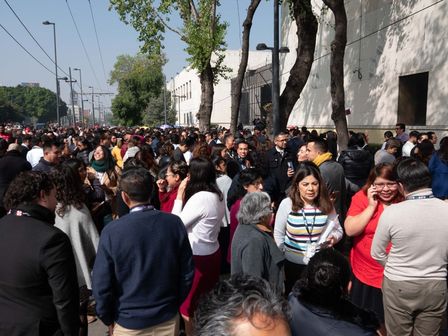 La ciudadanía espera afuera de los edificios en lo que terminan las inspecciones de Protección Civil | Cuartoscuro