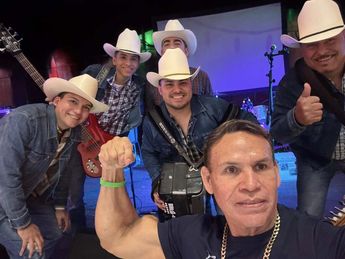 Konan Big convivió con el grupo musical que estuvo en la posada de Metrorrey. | Especial