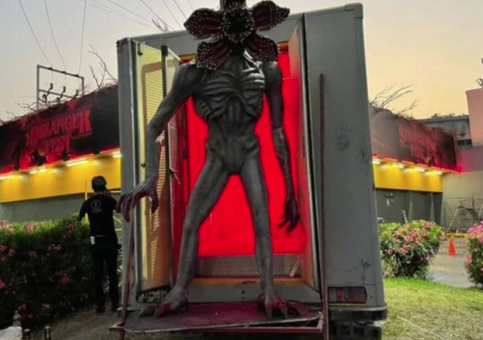 ¡Solo duró un día! Roban demogorgon exhibido afuera de tienda en Monterrey / Cortesía