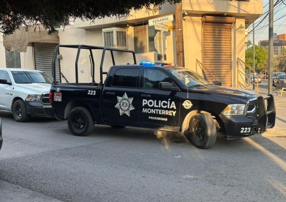 De acuerdo con los reportes, la víctima y el acompañante habían descendido de su vehículo donde fueron soprendidos por los asaltantes.| Especial