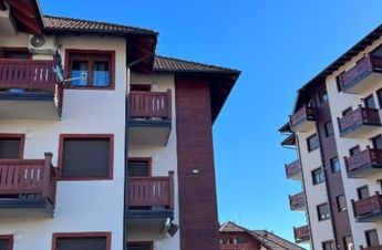 Así es la fachada del conjunto de departamentos, ubicados en la localidad de Zlatibor, Serbia / Cortesía