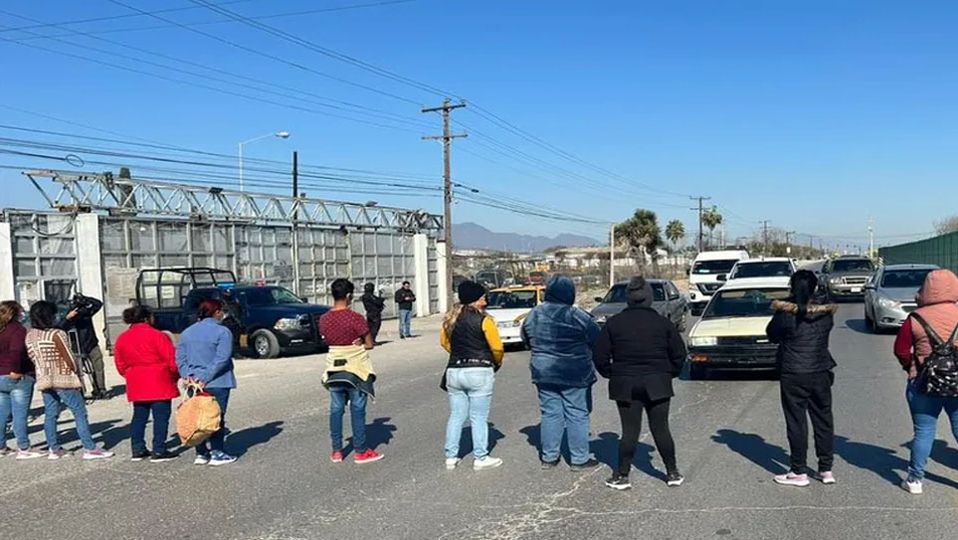 Familiares de reclusos protestan afuera del penal 1 de Apodaca; denuncian presuntos abusos
