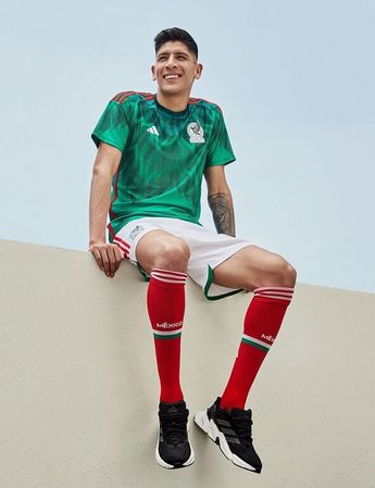 Edson Álvarez con el jersey de local del tri