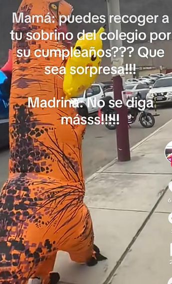 Madrina se disfraza de dinosaurio