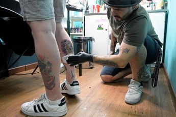 Artísta en Buenos Aires tatuando a la afición tras título de Qatar 2022