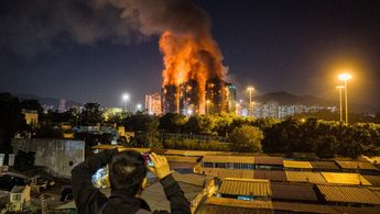 Al menos 36 muertos en incendio en complejo residencial de Hong Kong, afirma autoridad de la ciudad (foto AFP)