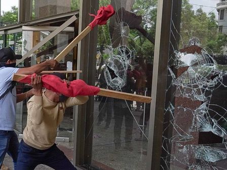 Integrantes de la CETEG rompieron vidrios de la Torre del Bienestar en Paseo de la Reforma | Cuartoscuro