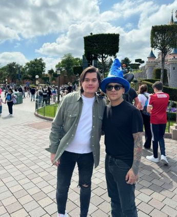 Ángela junto a un fan en Disney París