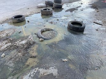 "Vivimos encerrados por los malos olores": Colonos denuncian fuga de drenaje en Guadalupe y Monterrey / Pedro Delgado