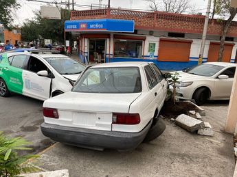 El choque dañó un automóvil estacionado y jardineras. | Pamela Villanueva