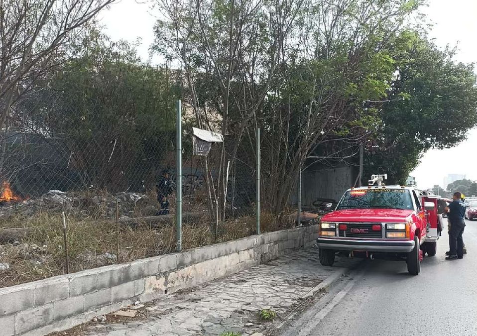 Se incendia predio abandonado en la avenida Constitución. | Erik Rocha