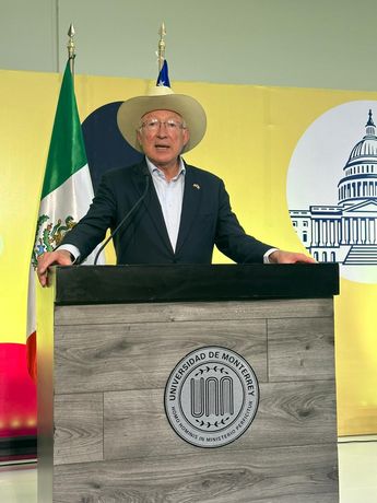 Ken Salazar, embajador de Estados Unidos en México durante una visita a la UDEM. | Sandra González