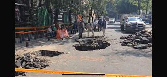 Elementos del Sistema de Aguas de la Ciudad de México (SACMEX) trabajan en la rehabilitación de la vialidad / Ernesto Guzmán