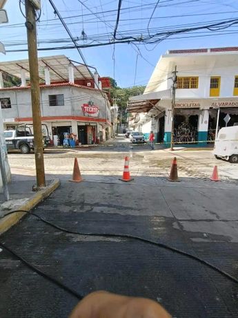 Elementos de la FGE y fuerzas de seguridad resguardan la zona tras los violentos ataques armados registrados en la costa de Colima