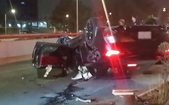 El automóvil quedó volcado luego de chocar contra un muro divisorio. | Cortesía