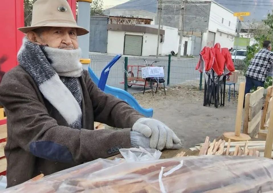 Carpintero de 93 años vende sus artesanías en mercado rodante de Monterrey