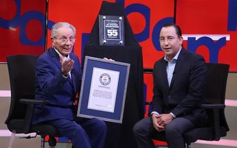 Arquitecto Benavides presume constancia por 55 años de carrera. | Especial