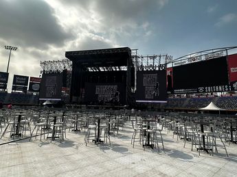 La organización del evento toma forma dentro del recinto. | Alberto Santos