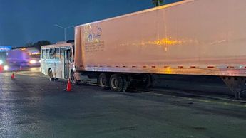 El tráiler con el que chocó la unidad estaba estacionado sobre la Carretera a Laredo. | Miranda Arias