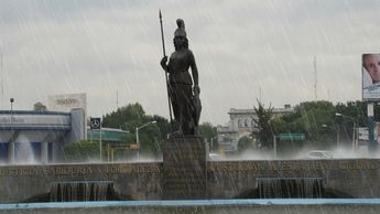 La glorieta de la Minerva de Guadalajara en un dia de lluvia | Generada por Gemini IA
