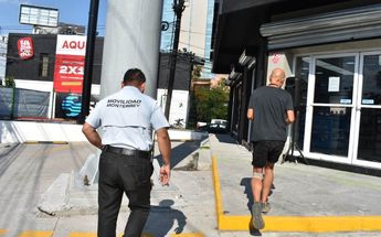 Captan a hombre conduciendo patín eléctrico en Monterrey | Especial